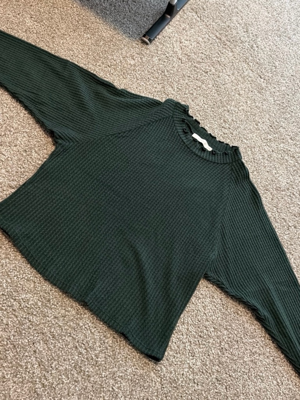 Lush Dark Green Ribbed Lettuce-Edge Top - Picture 1 of 3